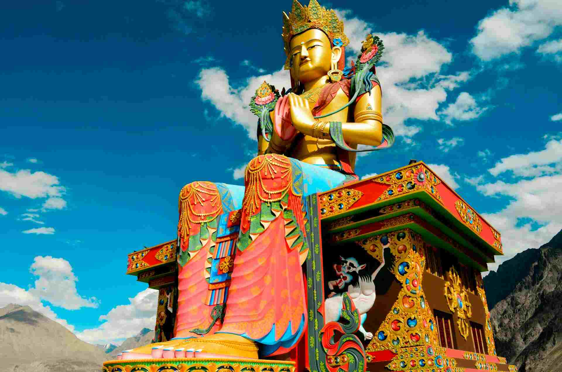 explore-ladakh-statue-with-us